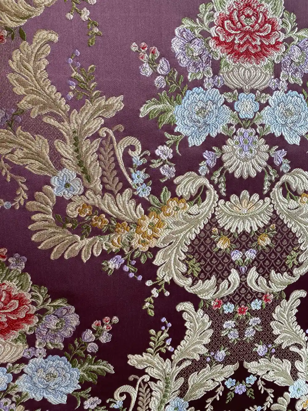 Detalle de traje de fallera en tono berenjena